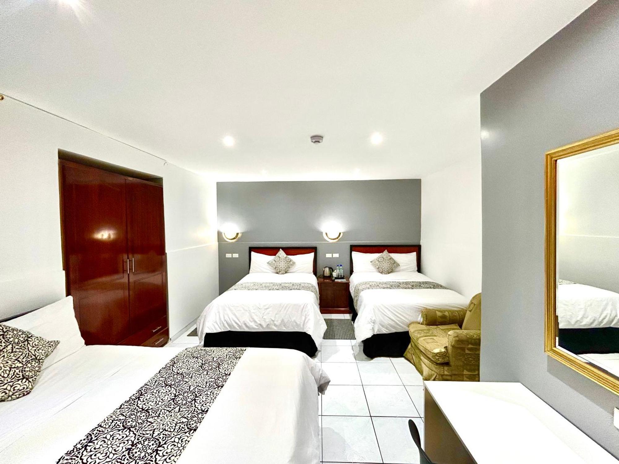 Accel Hotel La Quinta إيبارا المظهر الخارجي الصورة
