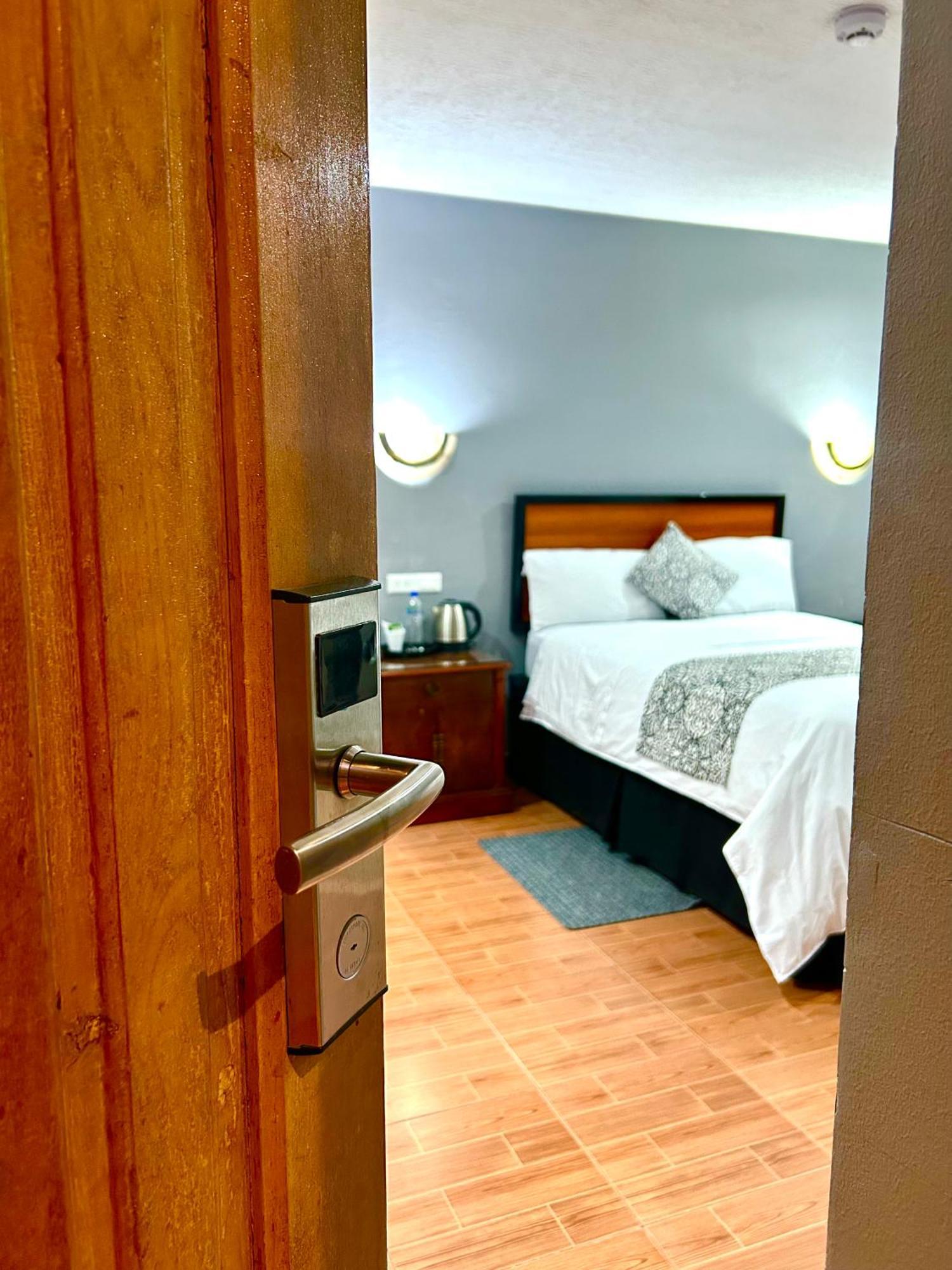 Accel Hotel La Quinta إيبارا المظهر الخارجي الصورة